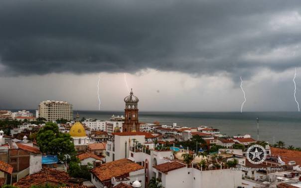Puerto-Vallarta-storm-iglesia